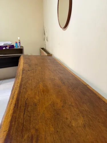 Mesa robusta de madeira resistente
