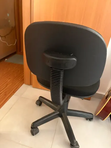 Cadeira de escritório giratória com rodas.