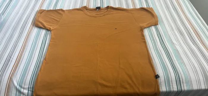 Camiseta Tommy Hilfiger Caramelo / Mostarda ? Original