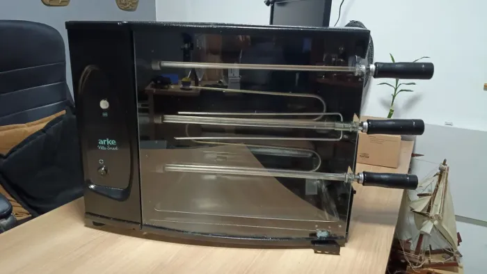 Assador Elétrico Rotativo Arke Vitta Smart de 3 espetos na cor preta