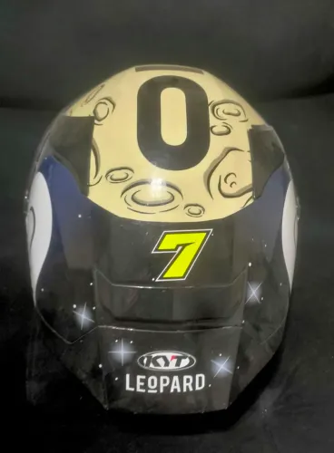 Capacete quase zero KYT leopard