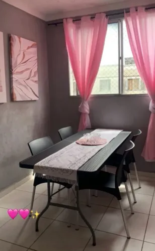 Mesa dobrável com cadeiras