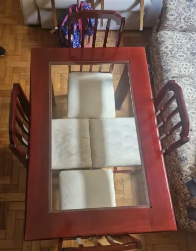 Mesa de Madeira com 4 Cadeiras