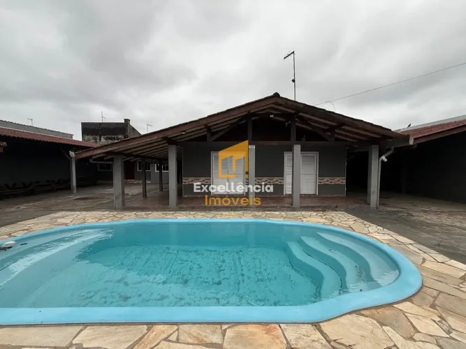Casa com 7 dormitórios e amplo espaço de terreno em Praia de Leste