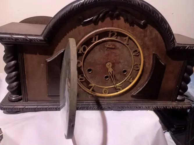 Relógio de mesa funcionando