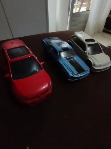 Carrinhos Hotwheels e Maisto 