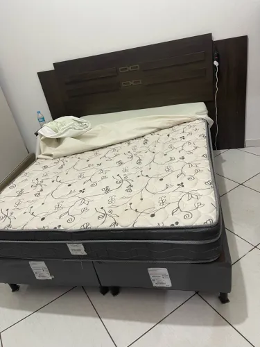 Cama, microondas, raque completo e cabeceira completa