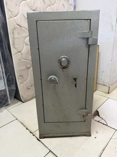 Cofre em aço e concreto resistente com chave e segredo 