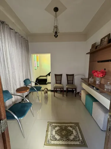Casa Duplex 3qts, 2 banheiros, 2 salas, copa, cozinha mobiliada, área de serviço, quintal,