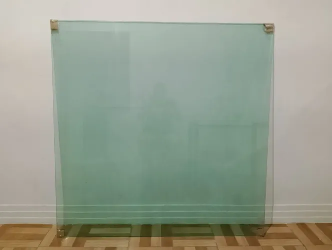Vendo duas mesas , uma mesa redonda de madeiras com 4 cadeiras, outra de vidro sem a base