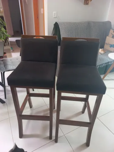 Duas banquetas altas