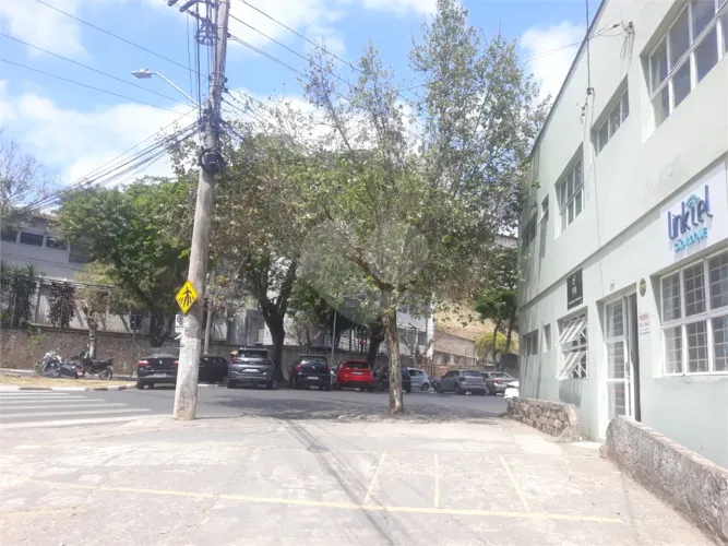Prédio com forte apelo comercial