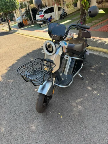 Moto elétrica  scooter com pouco uso semi nova