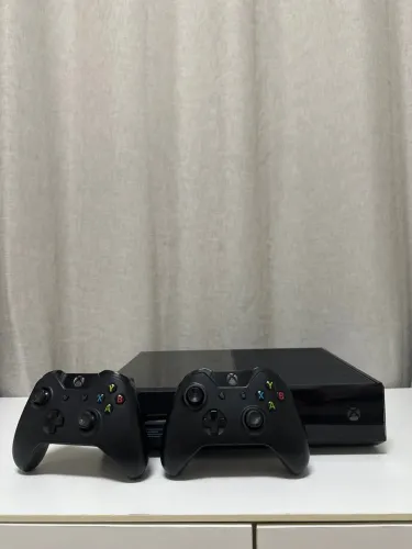 Xbox One Original + 2 controles - Vendido Sem Fonte de Alimentação 