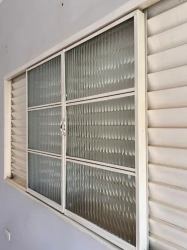 Veneziana com vidro e com requadro