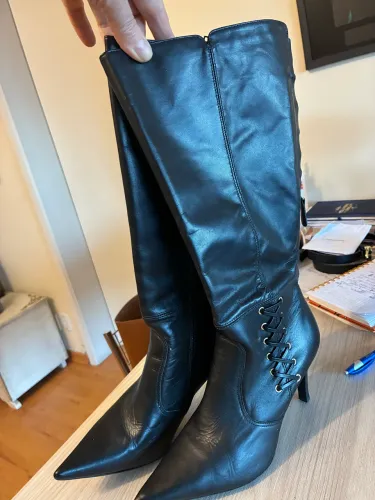 Bota de couro número 39