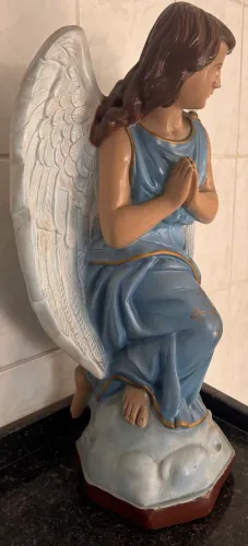 Estátua de um anjo adorador