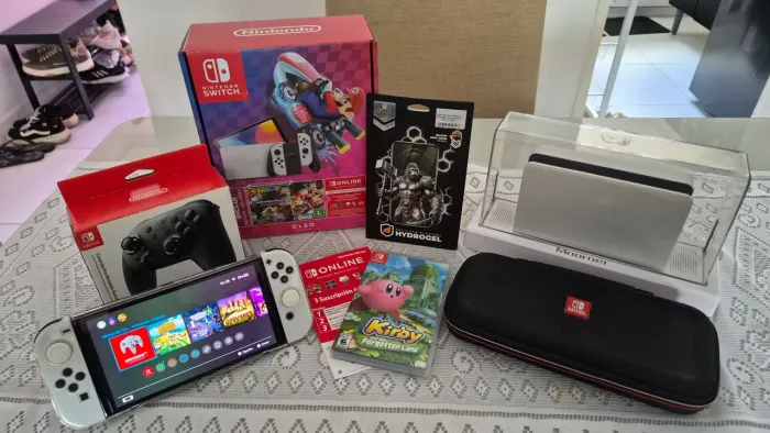 Nintendo Switch OLED + Pro Controller + Kirby + Mario Kart