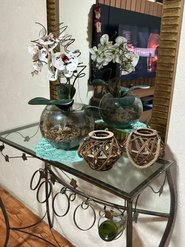 Aparador com suporte de bebidas e espelho