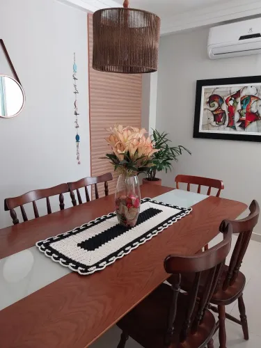 Mesa de madeira com cadeiras