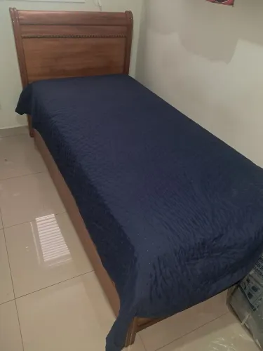 Cama solteiro em Madeira maciça com auxiliar.