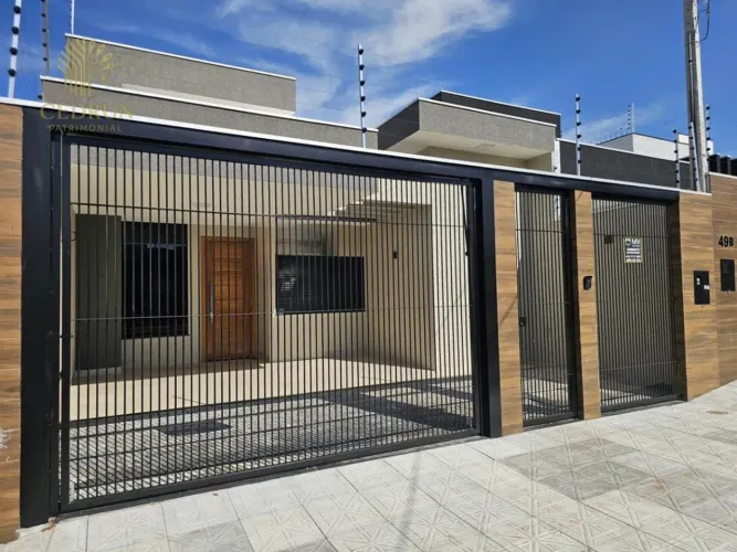 Casa à venda em Maringá, com 3 quartos, 138 m², pé-direito alto e piscina aquecida