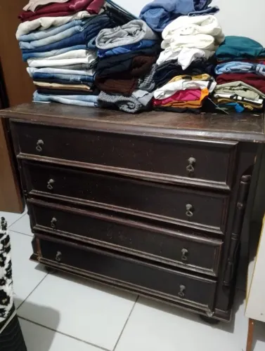 Cômoda usada de madeira