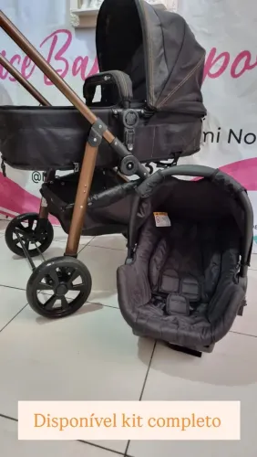 Carrinho Moisés com bebê conforto 