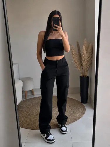 Calça Cargo Preta com Bolsos Laterais - Tendência