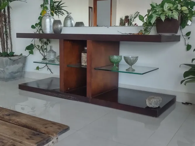 Aparador/buffet vazado com prateleira de vidro