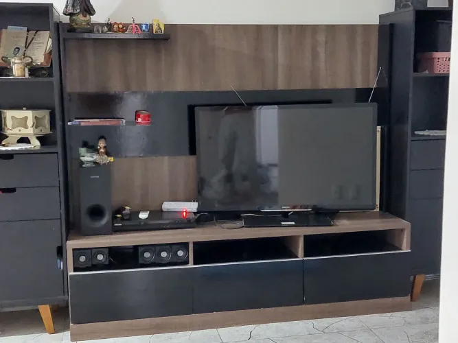 Rack 1,56 de alt X 1,80 larg - com prateleira, sua TV no painel e 3 gavetas.