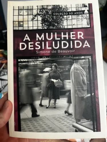 Livro A mulher Desiludida, de Simone Beauvoir.