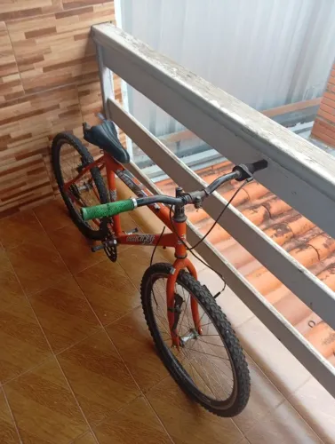 Bicicleta laranja aro vinte quatro
