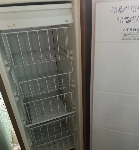 Vendo freezer gelando muito
