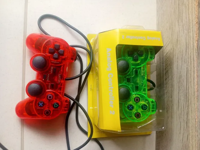 2 controles + Um memory card e pen drive de 16g (PS2)