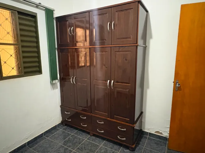 Guarda-roupa de madeira - resistente e bem conservado