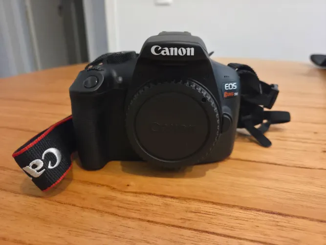Canon Rebel T6 + Lente (18-55mm) + Bolsa