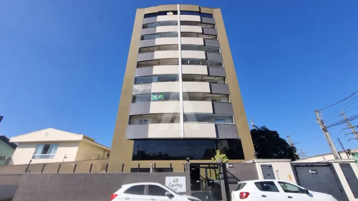 Apartamento com 02 quartos sendo 01 suíte, sacada com churrasqueira e 1 vaga de garagem