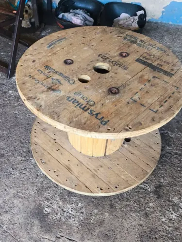 Vendo mesa de pubiana com rodinhas em ótimo estado