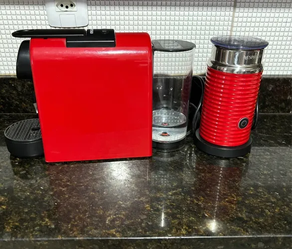 Vendo cafeteira elétrica Nespresso enssenza mini