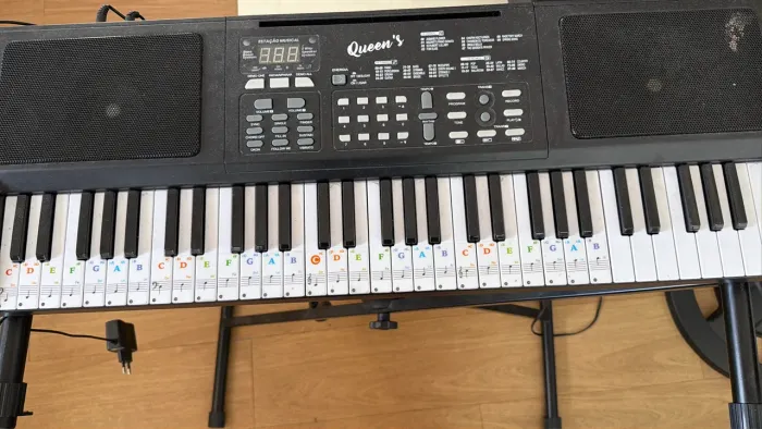 Teclado Musical Queens D184557 - 61 teclas, preto, bivolt