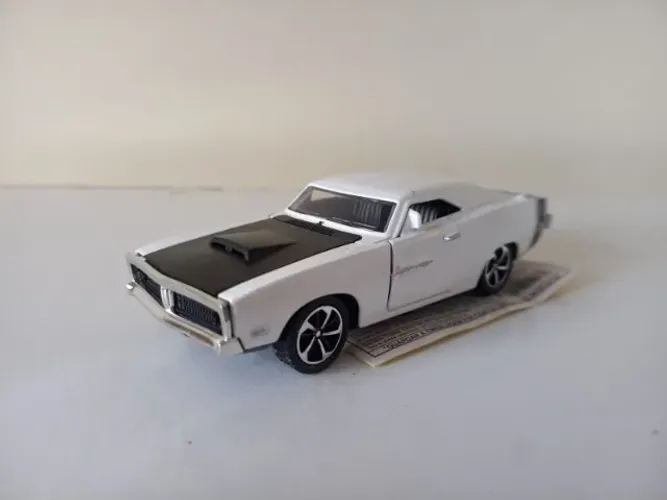 Miniatura Dodge Charger R/T 1970 - Escala 1:36 Miniatura detalhada inspirada no lendário