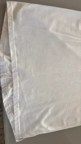 Blusa branca Zara tamanho M, nunca usada. Modelo básico, elegante e fácil de combinar.