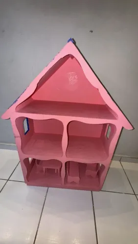 Casinha de boneca de madeira