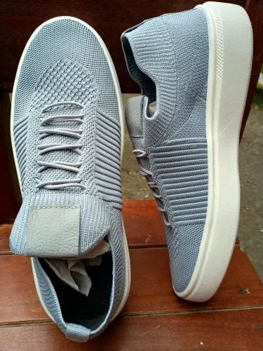 O Tênis Knit On Unissex combina praticidade, leveza e conforto para o dia a dia