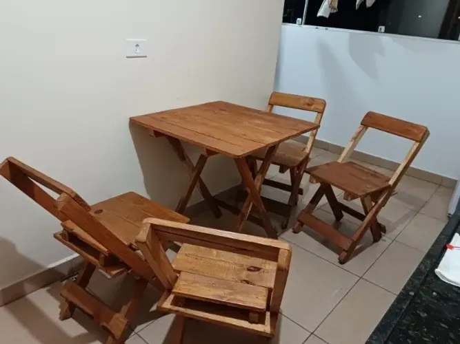 MESA COM 4 CADEIRAS