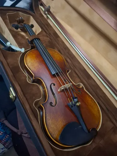 Violino Stradivarius artesanal , comprei por 3200 e vendendo por 2200 pq vou viajar
