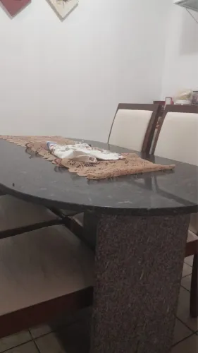 Mesa de mármore com 4 cadeiras 