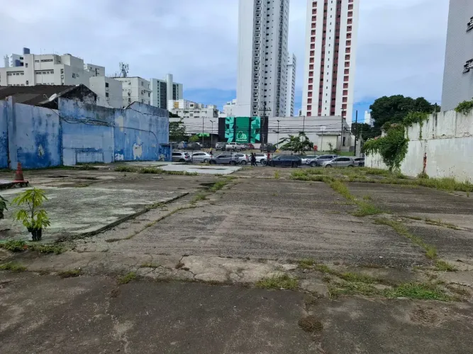 ALUGO TERRENO na Av. Rosa e Silva na frente do Pão de Açucar com 1.780m² no Espinheiro - R