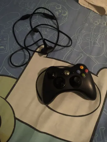 Vende-se Controle Original Xbox 360 (acompanha cabo carregador)